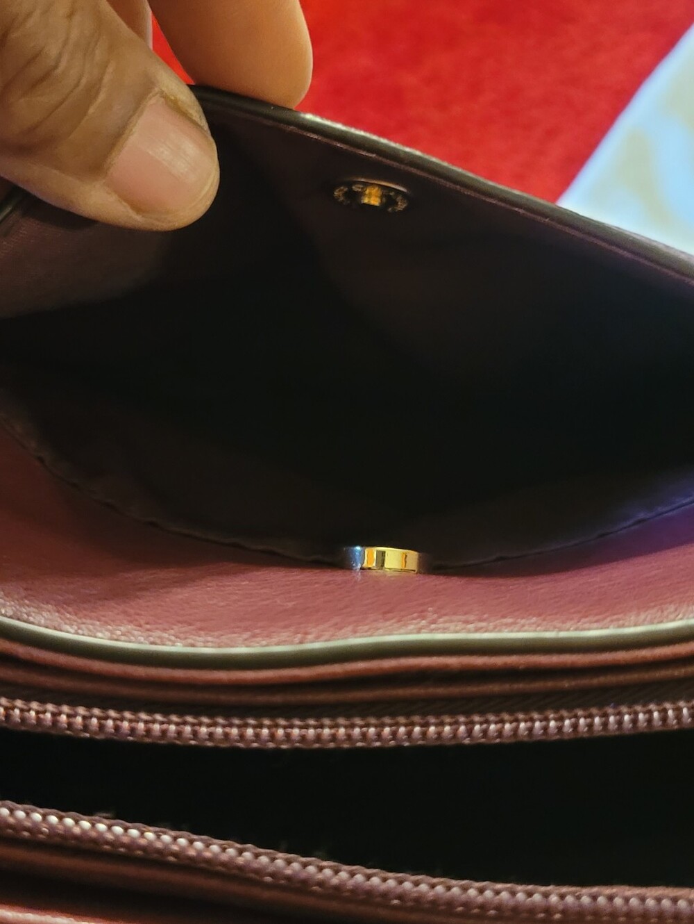 Liz Claiborne burgundy crossbody bag - Picture 5 of 6